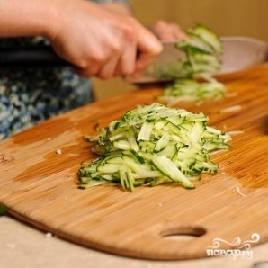 Салат из капусты и огурцов - фото шаг 8