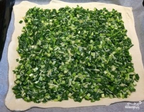 Слоеный пирог с яйцом и зеленым луком - фото шаг 3