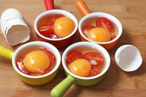 Яичница с креветками и помидорами - фото шаг 2