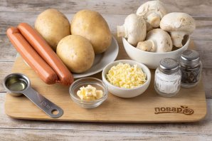 Картофельная запеканка с сосисками и грибами - фото шаг 1