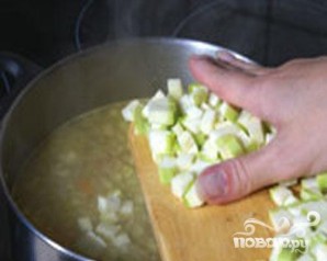 Куриный суп с клецками, сельдереем и кабачками - фото шаг 3