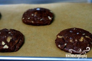 Шоколадное печенье с карамелью и орехами - фото шаг 4