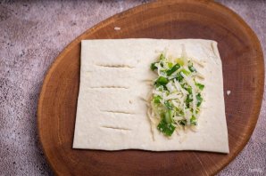 Слоеные пирожки с сыром и луком - фото шаг 28