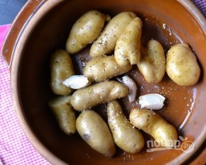 Картофель, запеченный с розмарином и чесноком - фото шаг 2