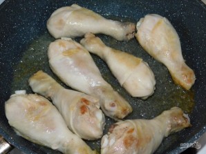 Куриные голени в луково-винной подливе - фото шаг 1