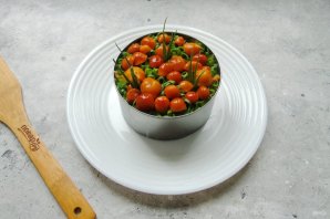 Слоеный салат "Лесная поляна" с маринованными опятами - фото шаг 8