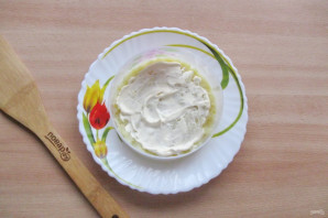 Слоеный салат с копченой горбушей - фото шаг 3