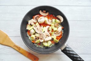 Куриное филе с овощами на сковороде - фото шаг 3