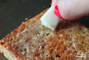 Жареный хлеб с чесноком - фото шаг 6