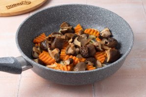 Тушеная картошка с грибами и морковью - фото шаг 6