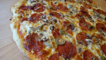 Пицца с колбасой и грибами - фото шаг 5