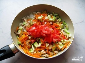 Кабачки, фаршированные рисом и овощами - фото шаг 4