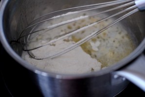 Форель под чесночным соусом, запеченная на картофельной "подушке" - фото шаг 2