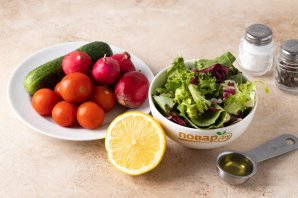 Салат с огурцами, помидорами и редиской - фото шаг 1
