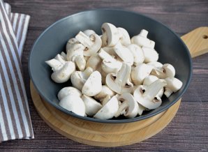 Мясо с грибами в горшочках - фото шаг 4