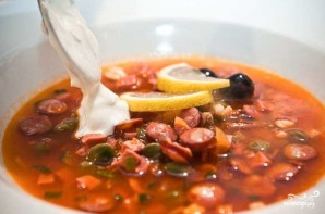 Солянка с маслинами и колбасой - фото шаг 10