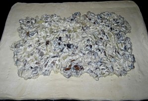 Пирог с грибами из слоеного теста - фото шаг 7