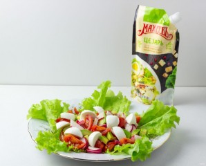 Салат с авокадо и моцареллой под соусом "Цезарь" - фото шаг 5