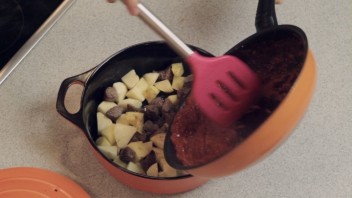 Говядина с картошкой в казане - фото шаг 8
