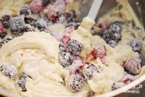 Бисквит с замороженными ягодами - фото шаг 3