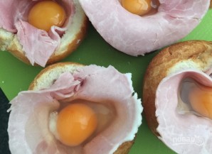 Горячие булочки с яйцом, сыром и ветчиной на завтрак - фото шаг 4