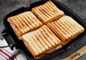 Сэндвич с жареной колбасой и чипсами - фото шаг 6