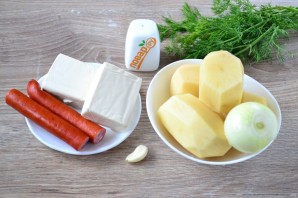 Суп с охотничьими колбасками и сыром - фото шаг 1