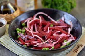 Салат из сельди, маринованной свеклы и горошка - фото шаг 5