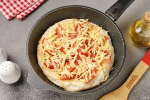 Яичница с помидором и сыром в лаваше на сковороде - фото шаг 7