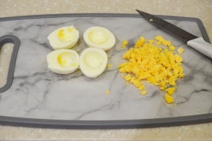 Яйца, фаршированные селедочным салатом - фото шаг 2