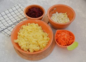 Салат "Гранатовый браслет" с сыром - фото шаг 4