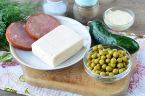 Салат с ветчиной и плавленым сыром - фото шаг 1