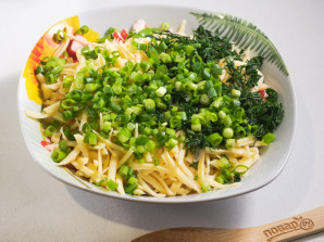 Салат с крабовыми палочками, кукурузой и сыром - фото шаг 4