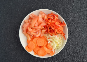 Салат из помидор, перца и моркови - фото шаг 2