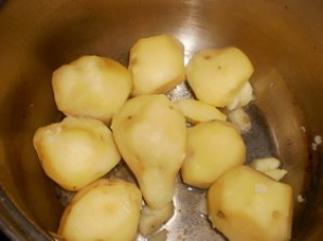 Пирожки из слоеного теста с грибами и картошкой - фото шаг 1