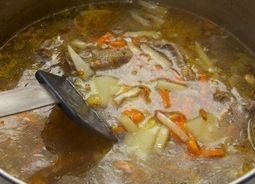 Суп с гречкой и солеными огурцами - фото шаг 7