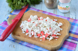 Крабовый салат с помидорами и кукурузой - фото шаг 3