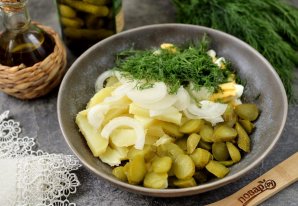 Картофельный салат с маринованными огурцами и луком - фото шаг 3