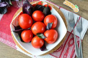 Малосольные помидоры с базиликом - фото шаг 6