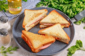 Горячие сэндвичи с колбасой и сыром на сковороде - фото шаг 6