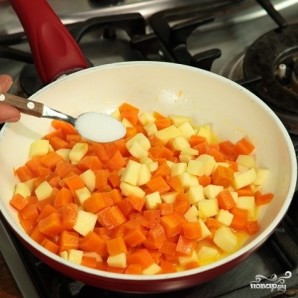 Морковь тушеная с яблоками - фото шаг 3