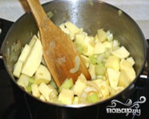 Картофельный суп-пюре с сельдереем и куриными клецками - фото шаг 2