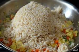 Рис с морковкой и луком на сковороде - фото шаг 4