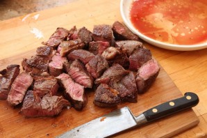 Мясо, тушенное с луком - фото шаг 2