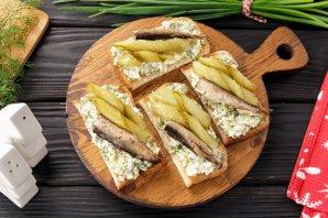 Бутерброд со шпротами и солеными огурцами - фото шаг 9