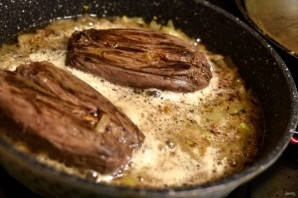 Спинка зайца в пивном соусе с карамельной репой и жареными маслятами - фото шаг 4