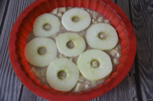 Шарлотка из рисовой муки с яблоками - фото шаг 10