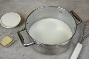 Дрожжевые блины на манке - фото шаг 2