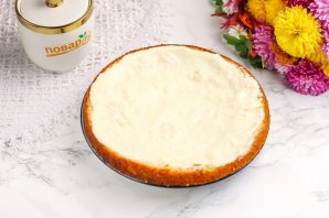 Бисквитный торт с кремом из сгущенки - фото шаг 8