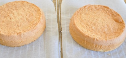 Бисквитный торт с творожной начинкой - фото шаг 3